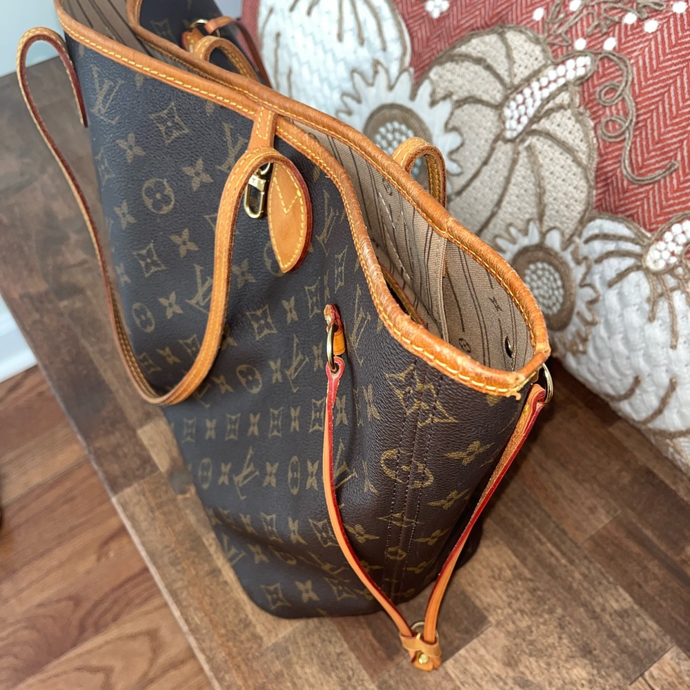 Louis Vuitton Monogram Neverfull MM - Picture 12 of 14